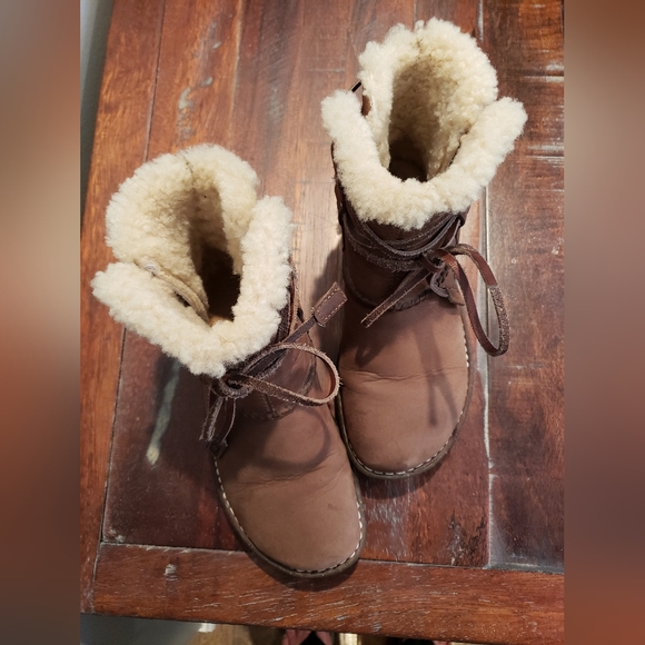 UGG Caspian Sued Boot - Picture 3 of 7